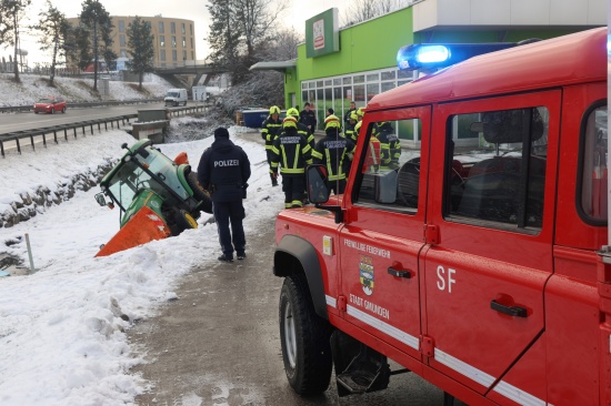 Winterdiensttraktor bei Geschftszeile in Gmunden in Regenwassersickerbecken gestrzt