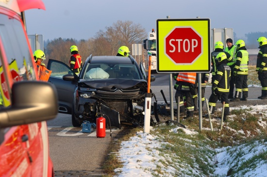 Kollision zweier Autos in einem Kreuzungsbereich in Sipbachzell