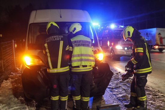 Verkehrsunfall mit Kleintransporter und zwei PKW auf Pyhrnpass Strae bei Sattledt