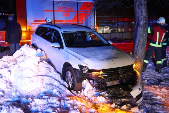 Unfall in Waldneukirchen: Auto nach kurzer Fahrt abseits der Strae gegen Baum gekracht