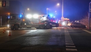 Auto kracht bei Unfall in Laakirchen gegen Verkehrsampel und schlittert Bschung hinunter