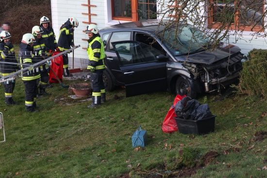 Autoberschlag durch einen Garten bei Verkehrsunfall in Michaelnbach endet an Hausmauer