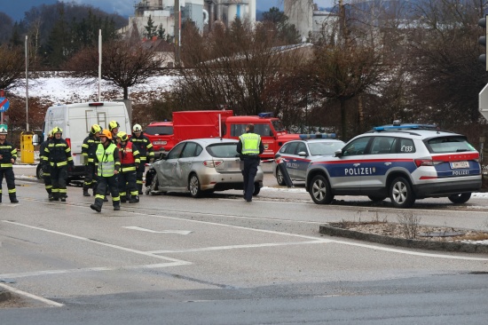 Drei Verletzte bei Crash an Kreuzung der Scharnsteiner Strae mit der Salzkammergutstrae in Gmunden