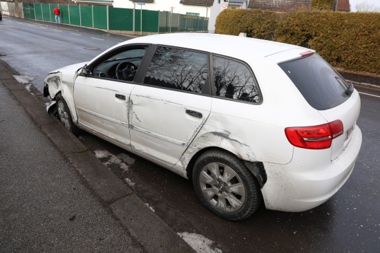 Wels-Vogelweide: Autolenker krachte gegen Schaltstelle der Straenbeleuchtung und lie PKW zurck