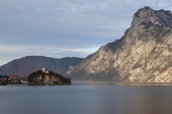 Traunkirchen: Einsatzkrfte von Wasserrettung und Feuerwehr zu Personenrettung im Traunsee alarmiert