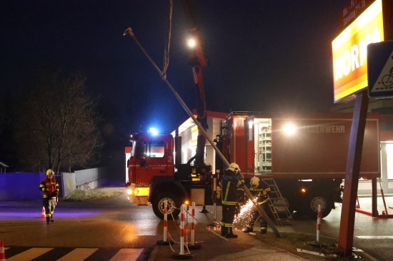 Straenlaterne gerammt: Feuerwehr auf Parkplatz einer Geschftszeile in Wels-Vogelweide im Einsatz