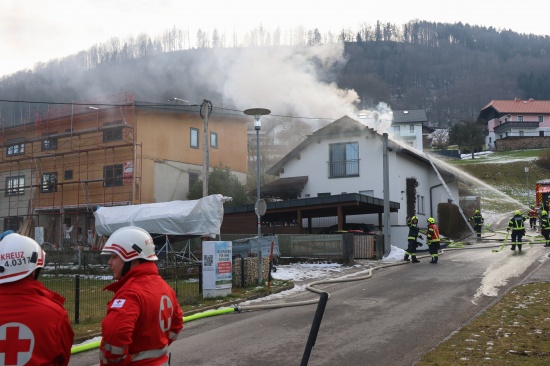 Fnf Feuerwehren bei Dachstuhlbrand an einem Wohnhaus in Pinsdorf im Einsatz