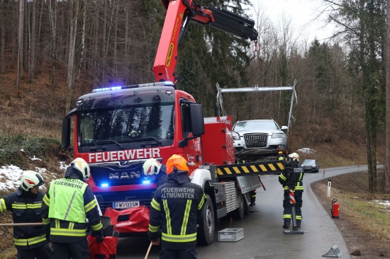 Verkehrsunfall: Auto bei Altmnster von Strae abgekommen und berschlagen