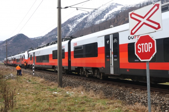 Nahverkehrszug bei Ebensee am Traunsee aufgrund einer Oberleitungsstrung evakuiert