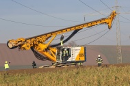 Personenrettung: Drehbohrgert auf Baustelle in Enns in 110-kV-Hochspannungsleitung geraten