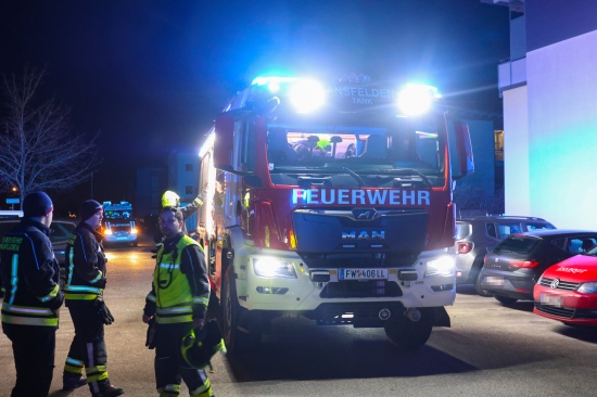 Vier Feuerwehren samt mehrerer Rettungsfahrzeuge bei vermeintlich grerem Brand in Ansfelden im Einsatz