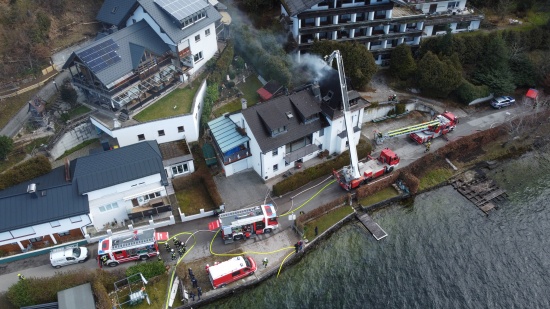 Drei Feuerwehren bei Dachstuhlbrand an einem Gebude in Gmunden im Einsatz