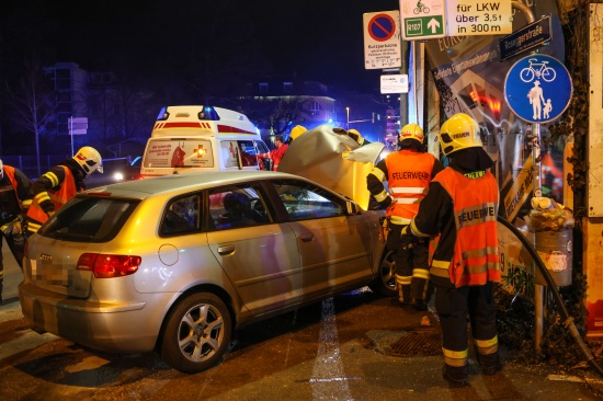 Auto bei Verkehrsunfall in Wels-Innenstadt gegen Plakatwand gekracht