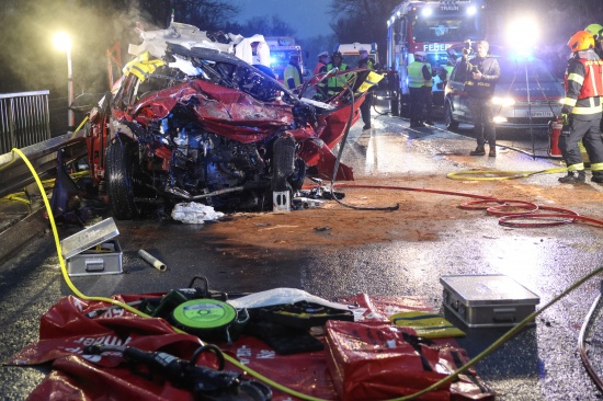 Tdlicher Frontalcrash: Autolenker starb bei Kollision mit LKW auf Kremstalstrae in Traun