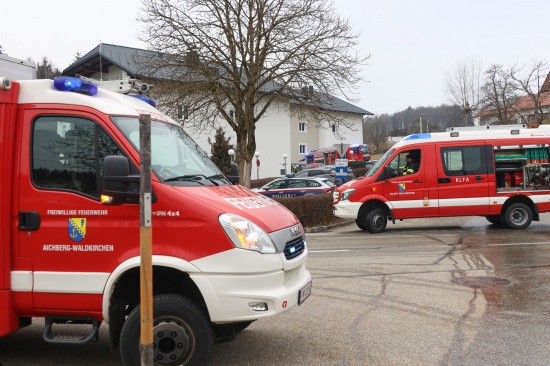 Vier Feuerwehren bei Brand im Keller eines Mehrparteienwohnhauses in Waldkirchen am Wesen im Einsatz