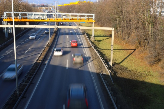 Essenszusteller mit E-Scooter auf Mhlkreisautobahn in Linz-Industriegebiet-Hafen gestoppt