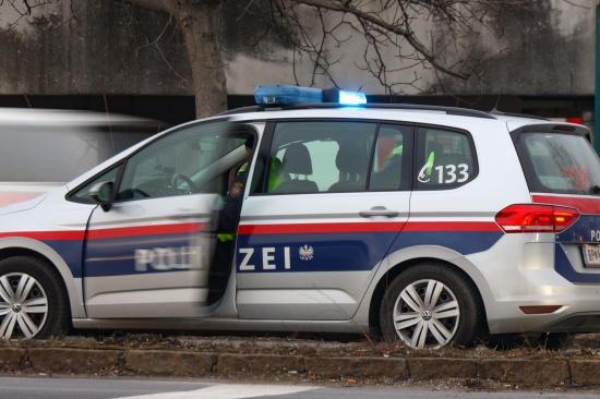 PKW gegen Fahrrad: Notarzt und Rettung nach Unfall auf Wiener Strae bei Marchtrenk im Einsatz