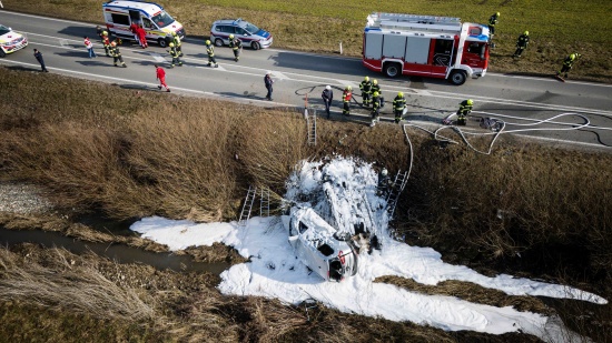 Ein Toter nach Frontalkollision auf der Lamprechtshausener Strae in Neukirchen an der Enknach