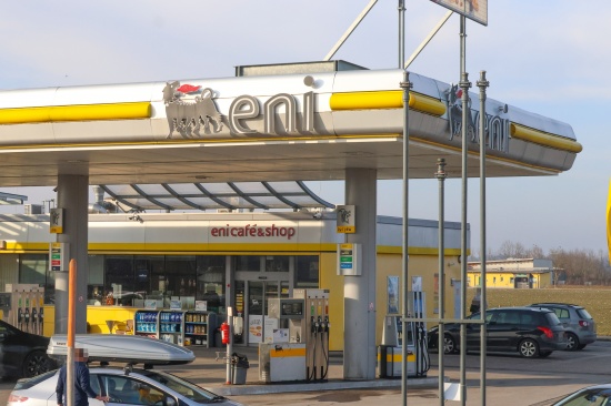 Raubberfall: Mitarbeiterin einer Tankstelle in Vorchdorf von unbekanntem Tter mit Messer bedroht