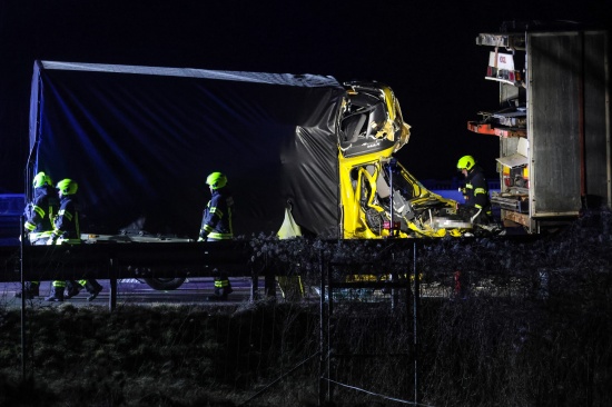 Lenker eingeklemmt: Klein-LKW kracht auf Innkreisautobahn bei Pram in Heck eines LKW-Sattelzuges