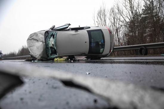 Auto bei Unfall auf Welser Autobahn in Weikirchen an der Traun berschlagen