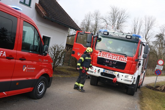 Brandeinsatz in einem Gebude mit Tierarztpraxis in Fischlham nach Stromausfall in der Umgebung