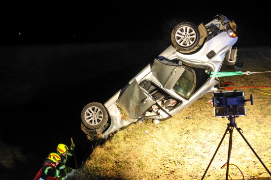 Sierning: PKW drohte nach schwerem Unfall mitsamt eingeklemmtem Lenker ber Gelndekante abzustrzen