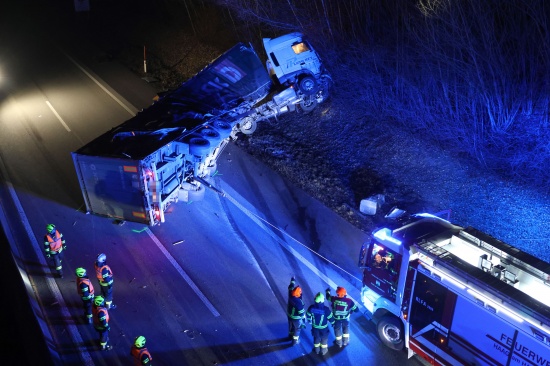 Totalsperre: LKW-Sattelzug bei schwerem Unfall auf Innkreisautobahn in Ort im Innkreis umgestrzt