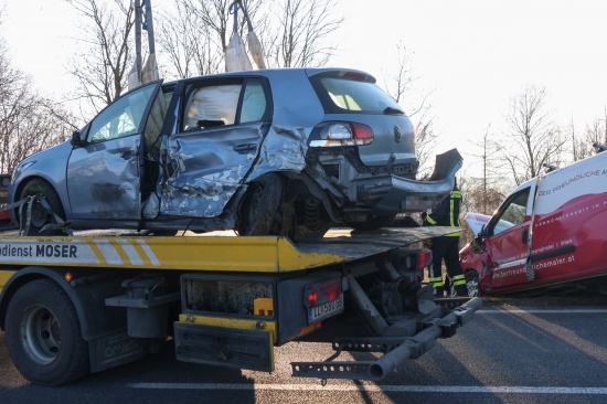 Schwerer Crash zwischen Kleintransporter und PKW auf Kremstalstrae bei Ansfelden