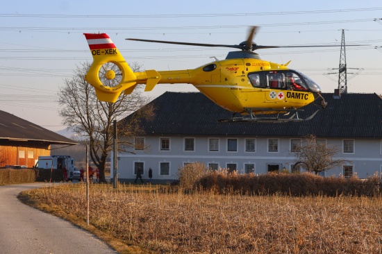 Notarzthubschrauber nach schwerem Unfall bei Holzarbeiten in Dietach im Einsatz