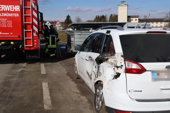 PKW gegen LKW: Grere Menge Diesel bei Unfall auf Hausruckstrae in Aurolzmnster ausgetreten