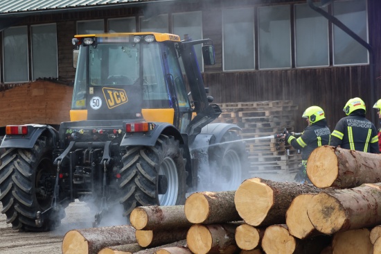 Drei Feuerwehren alarmiert: Kabelbrand an einem Traktor in landwirtschaftlichem Gebude in Vorchdorf