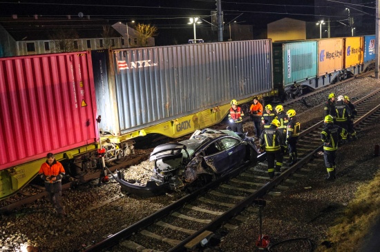 Auto nur wenige Momente nach Unfall am Bahnhof in Andorf von Gterzug erfasst