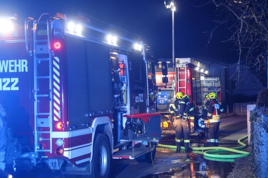 Drei Feuerwehren bei Brand eines Nebengebudes bei einem Wohnhaus in Traun im Einsatz