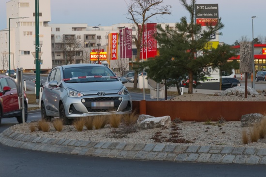 Kurioser Anblick: Auto steht mitten im "Maschinenring-Kreisverkehr" in Wels-Vogelweide