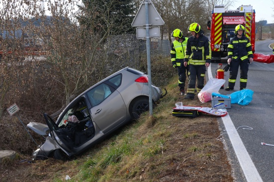 Schwerst verletzt: Auto bei Verkehrsunfall in Gunskirchen gegen Verkehrszeichen und Baum geprallt