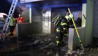 Drei Feuerwehren bei Brand einer Mllinsel unter einem Mehrparteienwohnhaus in Leonding im Einsatz