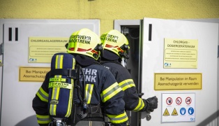 Chlorgasalarm: Einsatzkrfte der Feuerwehr im Freibad in Marchtrenk im Einsatz