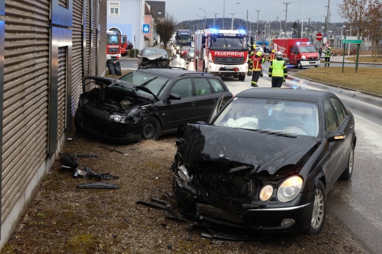 Sieben Verletzte bei schwerem Crash mit drei beteiligten Autos auf Wiener Strae in Attnang-Puchheim