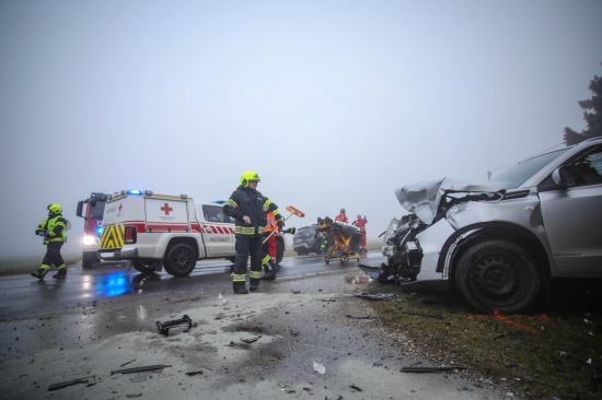 Schwerer Kreuzungscrash zwischen zwei PKW bei Oftering fordert zwei Verletzte