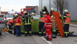 Personenrettung: Feuerwehr befreit Lenker nach schwerem Verkehrsunfall in Wels-Schafwiesen aus Auto