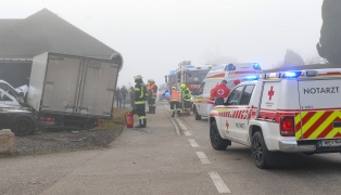 LKW donnert bei Unfall in Sipbachzell in vier Gebrauchtwagen und gegen Gebude einer KFZ-Werksttte