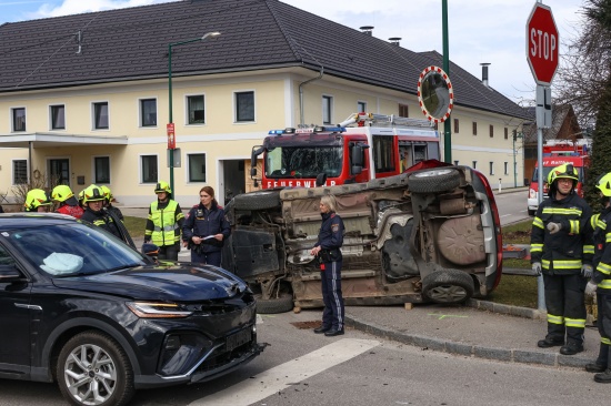 Schwerer Kreuzungscrash zwischen zwei PKW in Roitham am Traunfall fordert eine verletzte Person