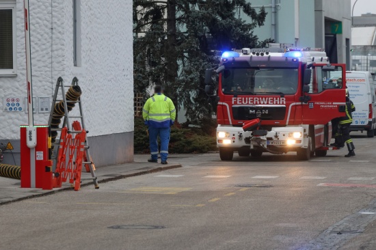 Einsatz der Feuerwehr bei Gefahrstoffaustritt bei einem Unternehmen in Wels-Pernau