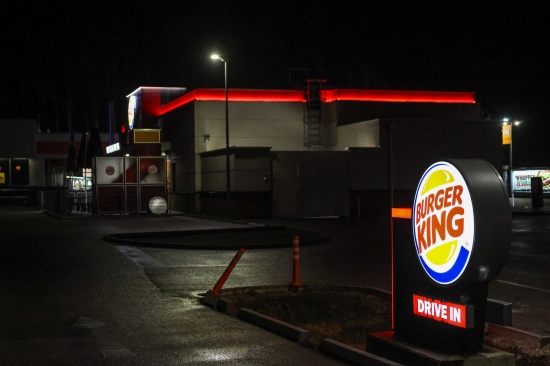 Polizeieinsatz bei Fastfood-Restaurant in Vcklabruck - Raubserie endete mit Festnahme