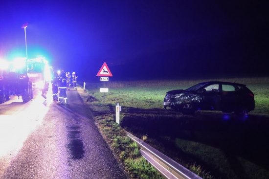 Auto bei Puchkirchen am Trattberg von Strae abgekommen und im angrenzenden Feld gelandet