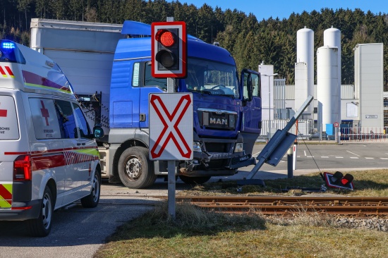 LKW-Sattelzug auf Bahnbergang in Vorchdorf mit Lokalbahn-Triebwagen kollidiert