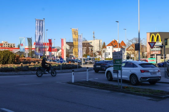 Radfahrer (75) starb nach Kollision mit PKW in einem Kreisverkehr in Ried im Innkreis im Krankenhaus