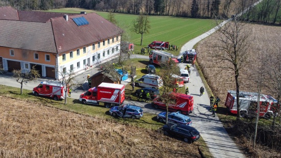 Fnf Feuerwehren bei Zimmerbrand in einem Vierkanter in Ried im Traunkreis im Einsatz