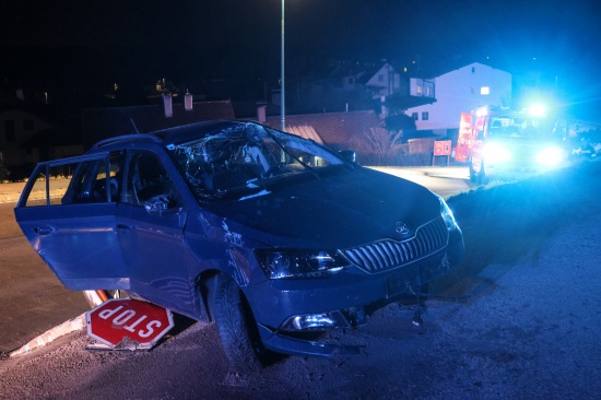 Schwerer Verkehrsunfall: Insassen nach Autoberschlag in Stadl-Paura allesamt unverletzt